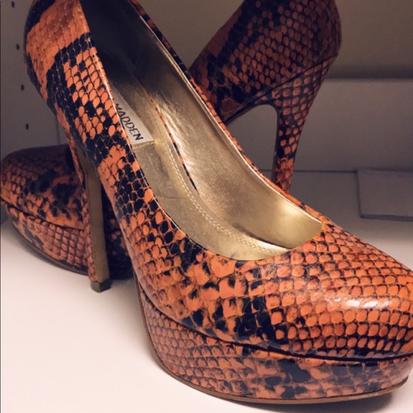Steve Madden Shoes - Sneak pattern Organe and black